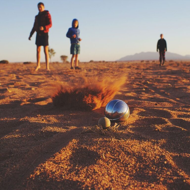 Różne rodzaje gry w boules i petanque